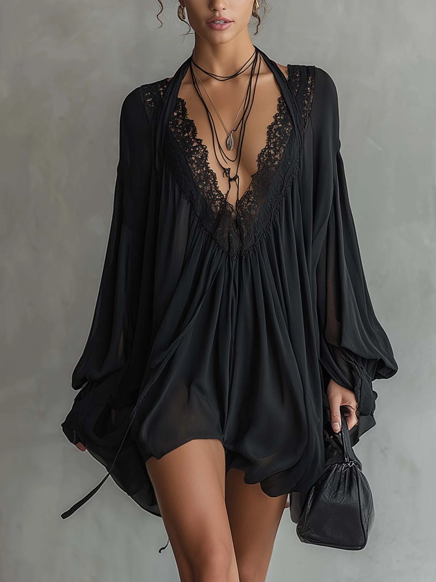 Elina | Vestito mini a halter in chiffon con pizzo