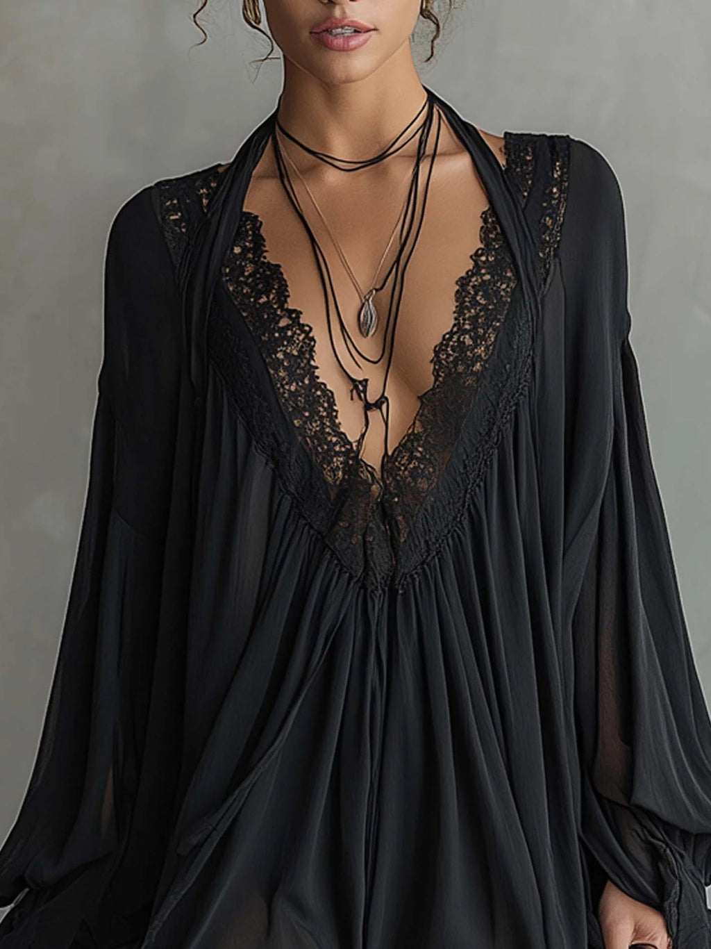 Elina | Vestito mini a halter in chiffon con pizzo