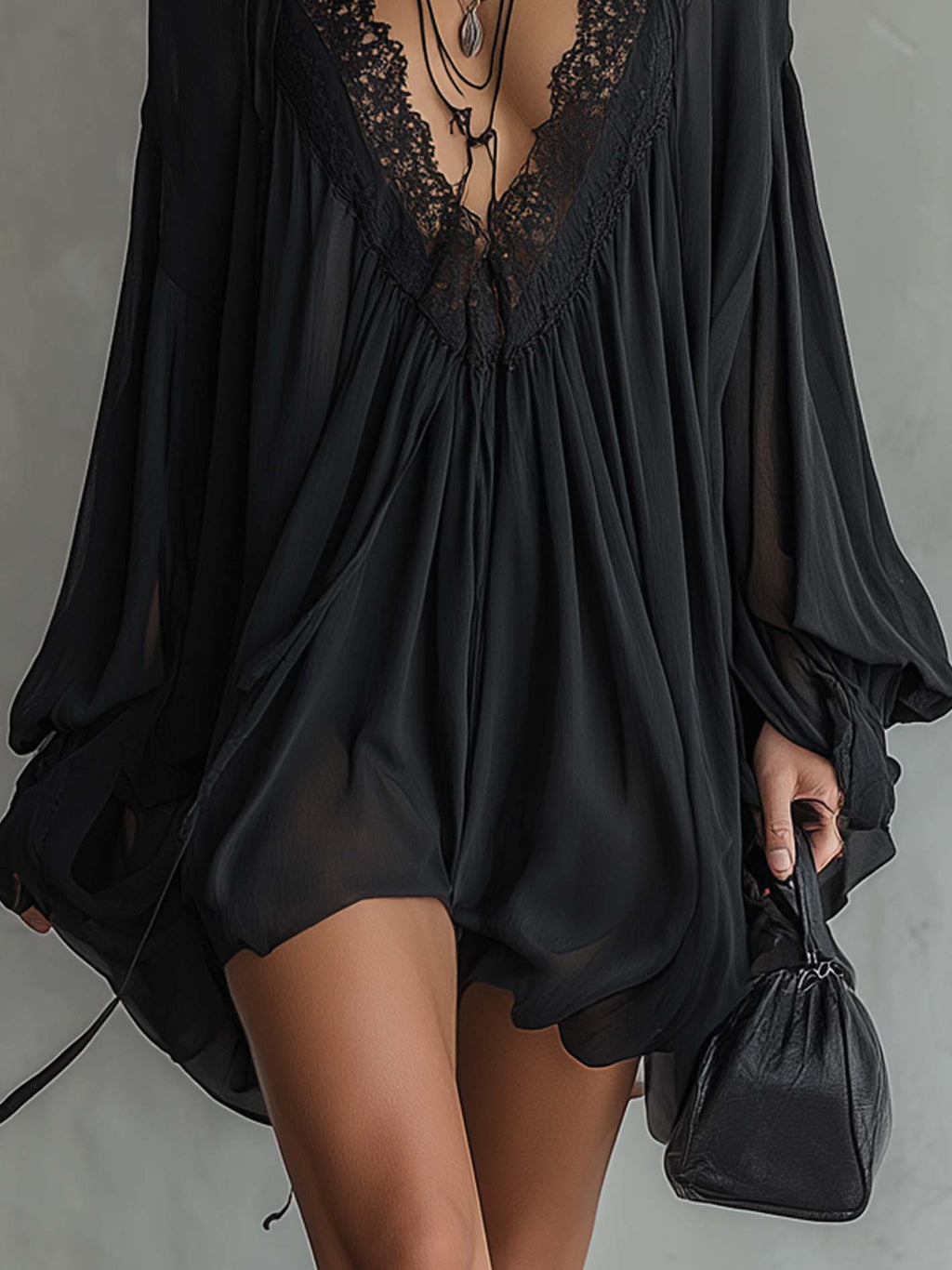 Elina | Vestito mini a halter in chiffon con pizzo