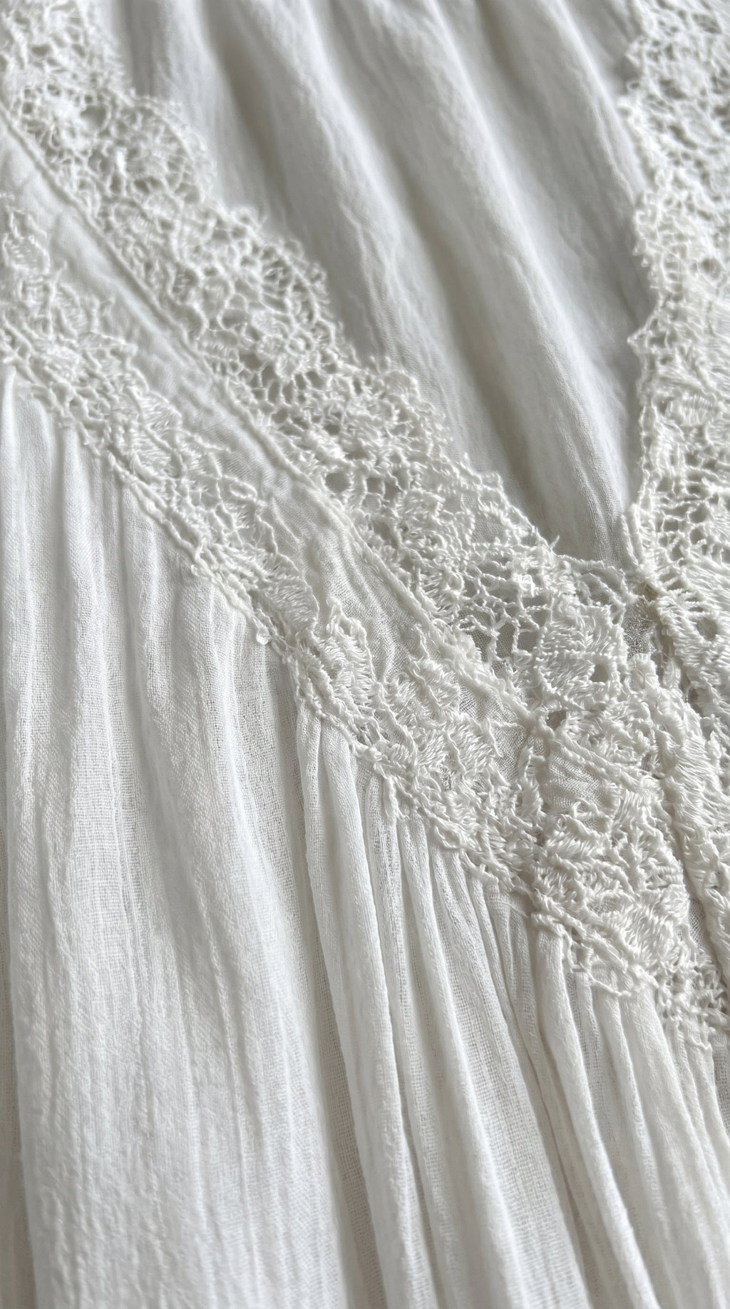 Elina | Vestito mini a halter in chiffon con pizzo
