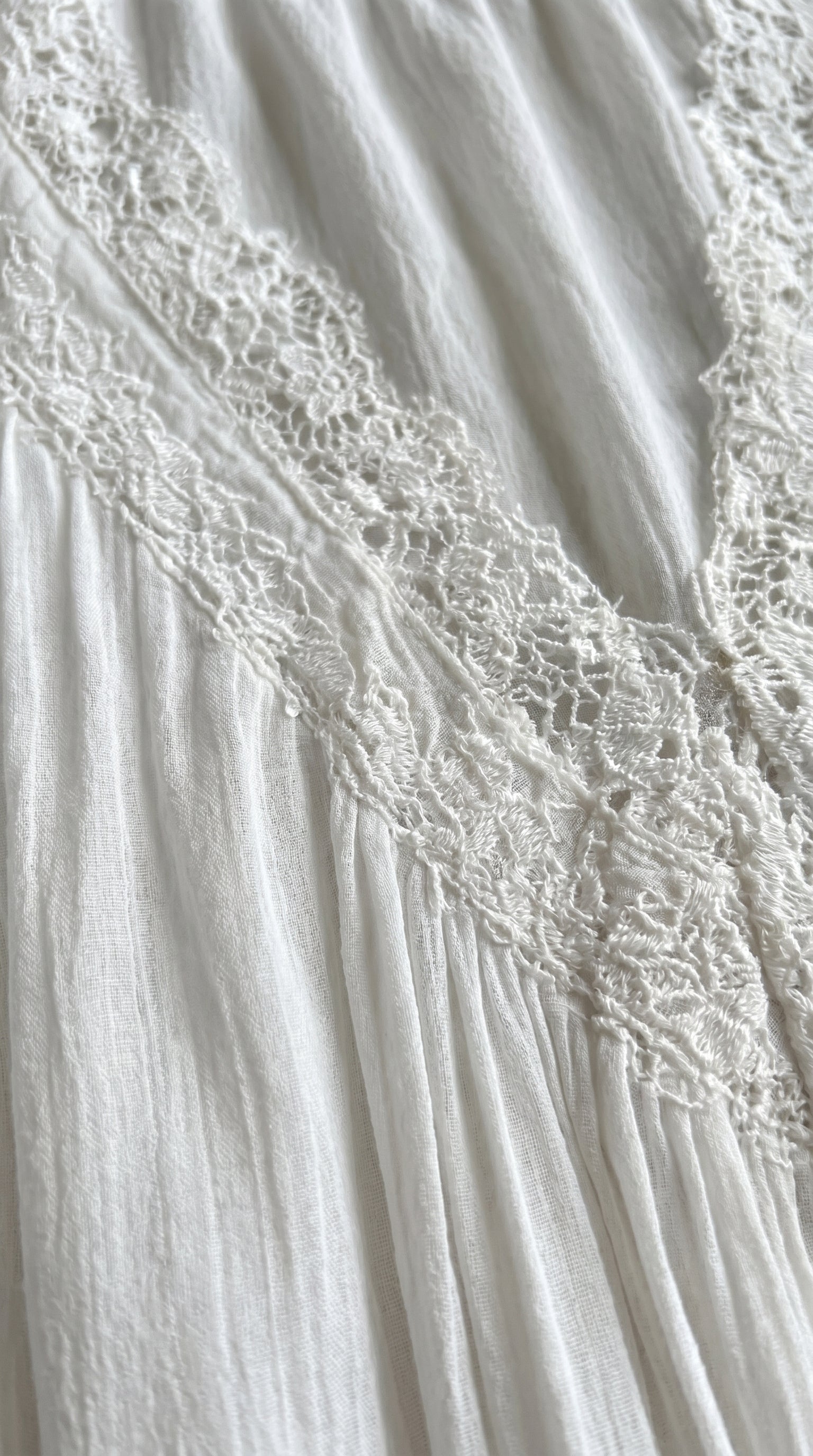 Elina | Vestito mini a halter in chiffon con pizzo