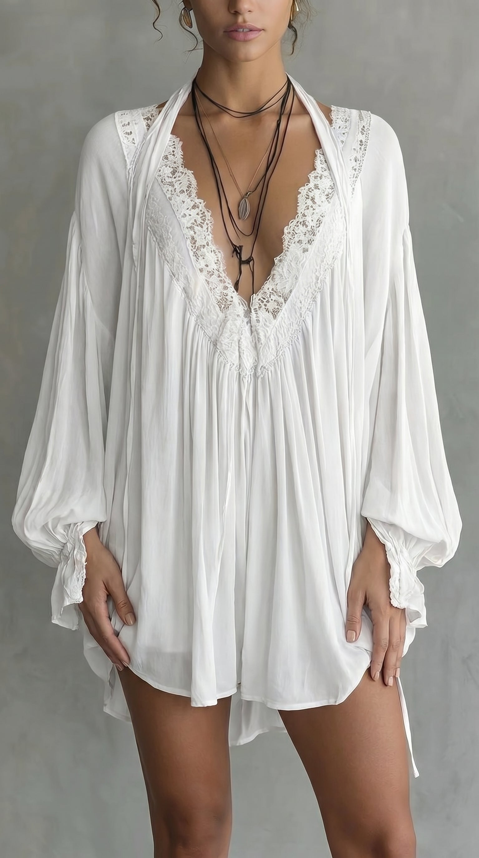 Elina | Vestito mini a halter in chiffon con pizzo