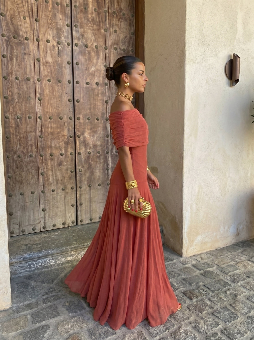 Marbella | Abito lungo drappeggiato con spalle scoperte